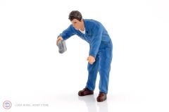 1:18  American Diorama DOUG FILLING ENGINE OIL