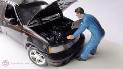 1:18  American Diorama DOUG FILLING ENGINE OIL