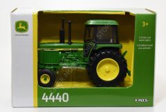 1:32 John Deere 4440 Traktör