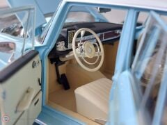 1:18 1965 Mercedes Benz 220 S Heckflosse W111