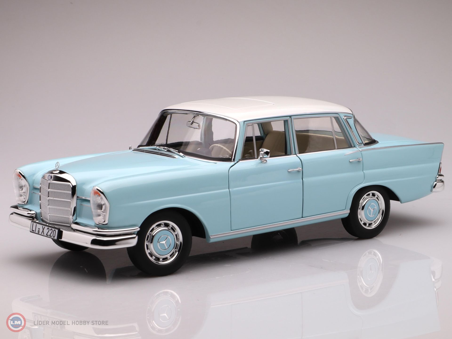 1:18 1965 Mercedes Benz 220 S Heckflosse W111