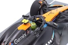 1:18 Spark Mclaren MCL39 #4 3rd Abu Dhabi GP 2025 - Lando Norris - F1 Drivers' World Champion 2025 - with pit board