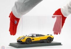 1:18 BBR Pagani Utopia Giallo Ginevra Carbon Fiber Opened Rear Wings + Showcase