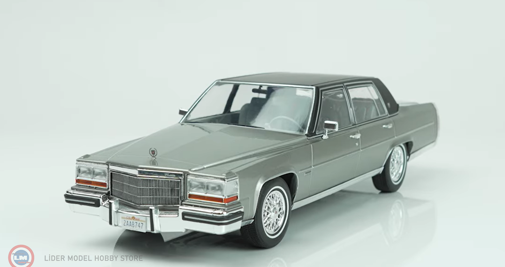 1:18 MCG 1982 Cadillac Fleetwood Brougham - Grey