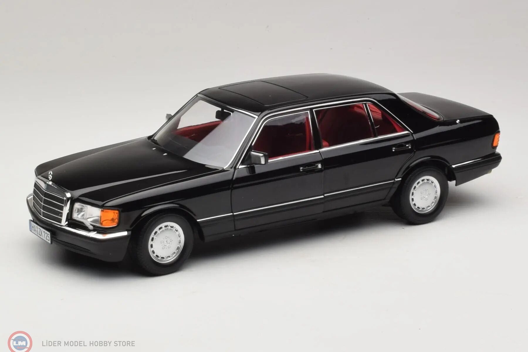1:18 Norev 1989 Mercedes Benz 560 SEL W126