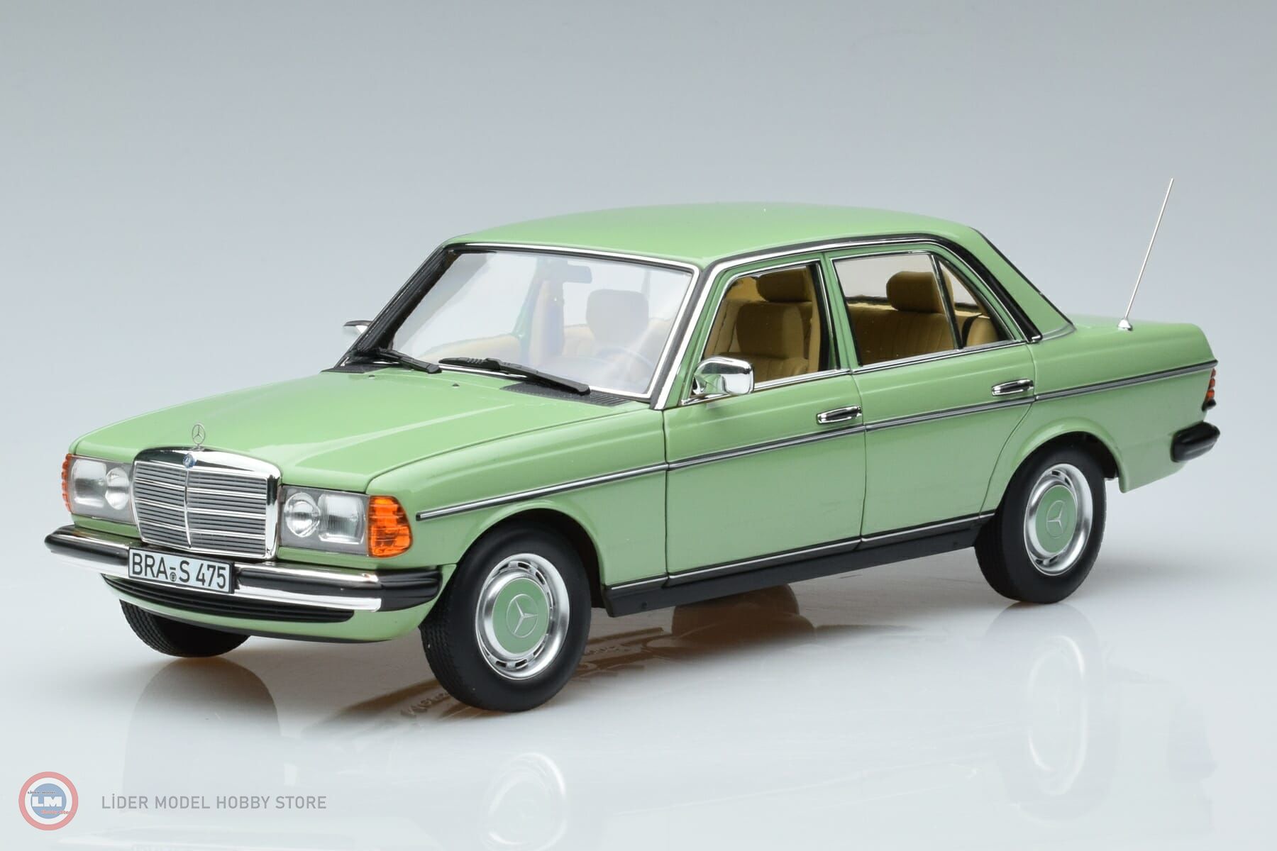 1:18 1982 Mercedes Benz 200 W123