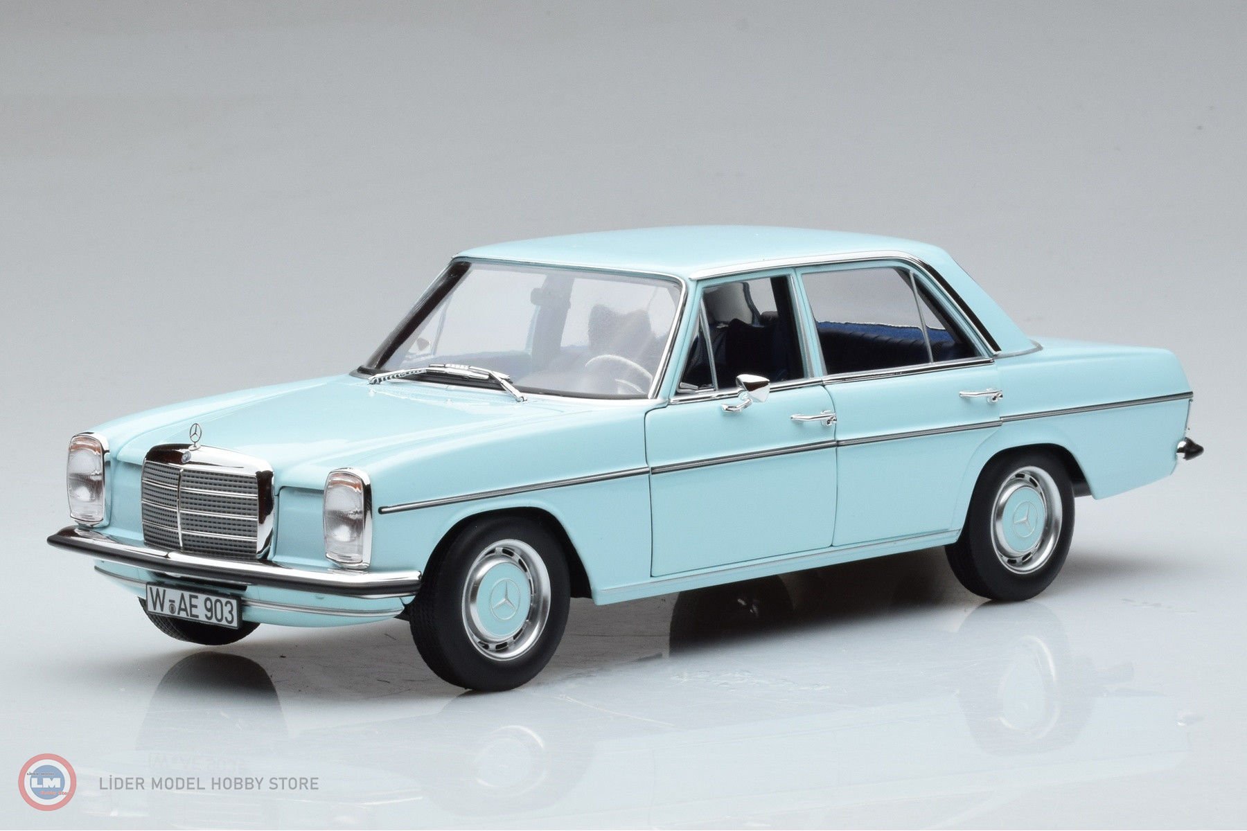 1:18 1968 Mercedes Benz 200 W114 - W115