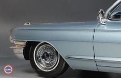 1:18 GLM STAMP 1962 Cadillac Sedan de Ville - Newport blue metallic