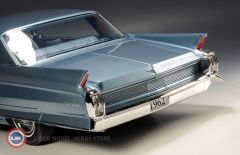1:18 GLM STAMP 1962 Cadillac Sedan de Ville - Newport blue metallic