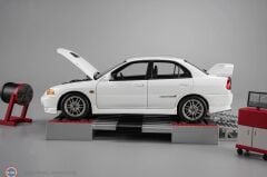 1:18 Motorhelix 1999 Mitsubishi Lancer Evo 6 With Engine and Dyno Set