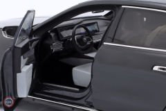 1:18 Minichamps 2023 BMW i7 Limousine (G70)