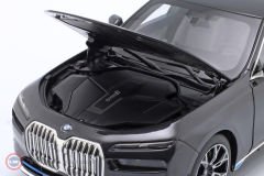 1:18 Minichamps 2023 BMW i7 Limousine (G70)