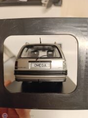 KUSURLU 1:24 WhiteBox 1990 Opel Omega A2 Caravan