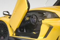 1:18 Lamborghini Aventador LP750-4 SV Sarı