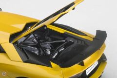1:18 Lamborghini Aventador LP750-4 SV Sarı