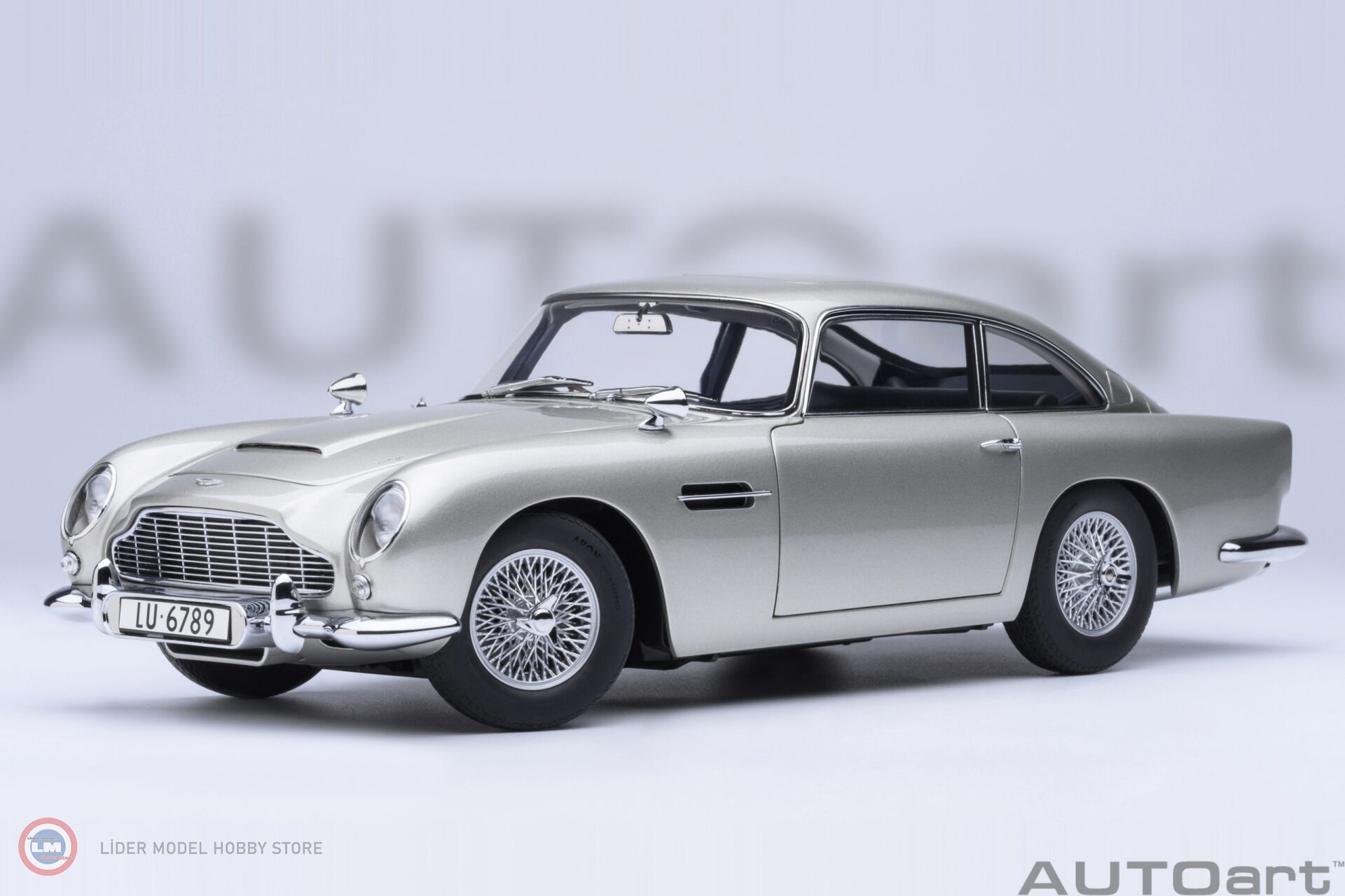 1:18 Autoart 1964 Aston Martin DB5 Goldfinger With Weapons -007 James Bond