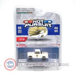 1:64 Greenlight 1964 Harvester Scout Half Cab California Highway Patrol