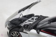 1:18 Aston Martin DB11 Beyaz