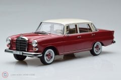 1:18 1966 Mercedes Benz 200 W110 Heckflosse