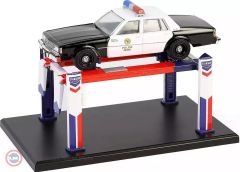 1:64 Greenlight Lift Auto Body Shop Four-Post Lifts Series 6 Standard Oil