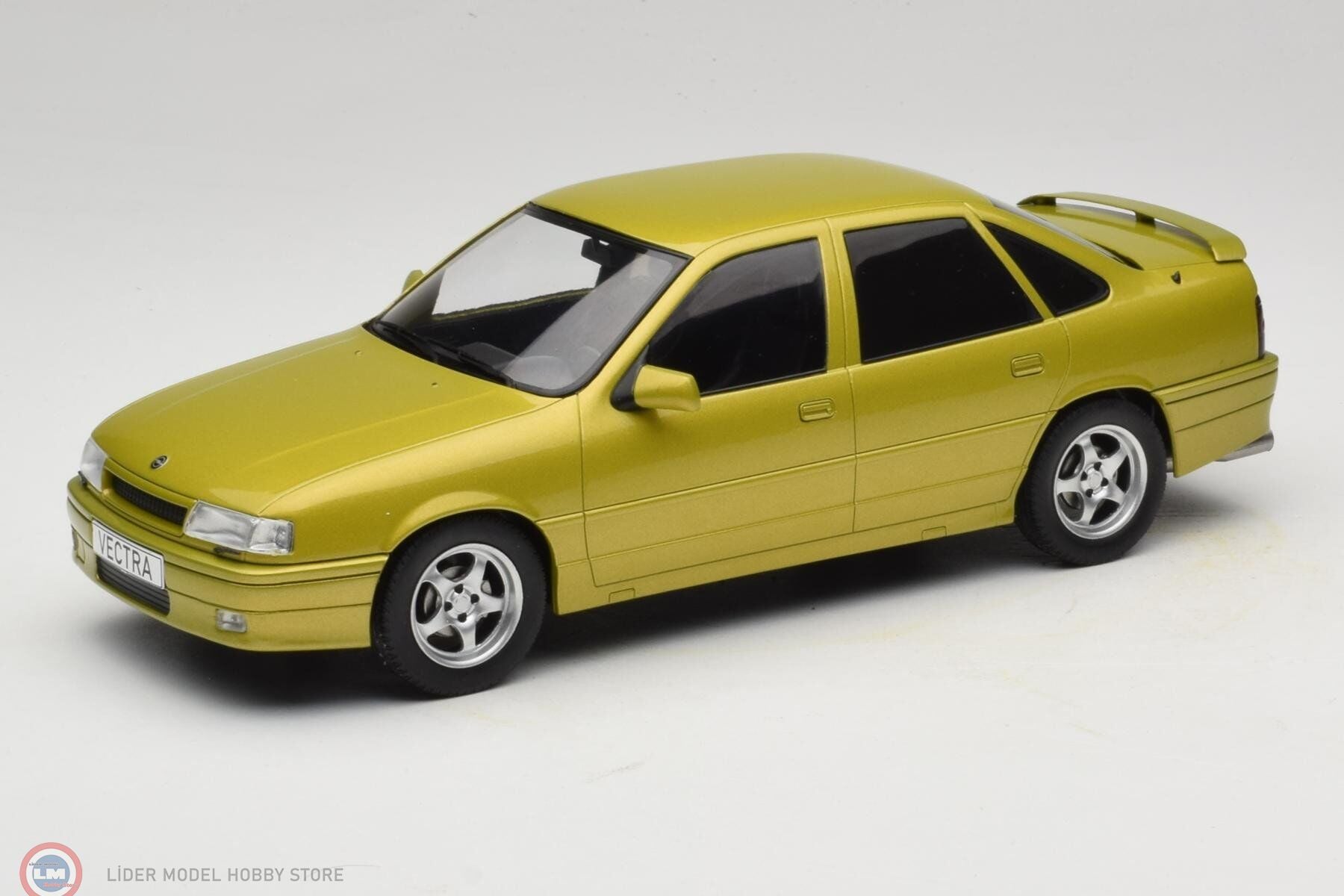 1:18 MCG 1988 Opel Vectra 2000 16V Yellow