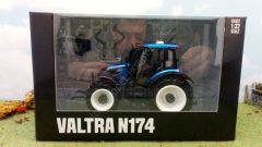 1:32 Valtra N174 Traktör