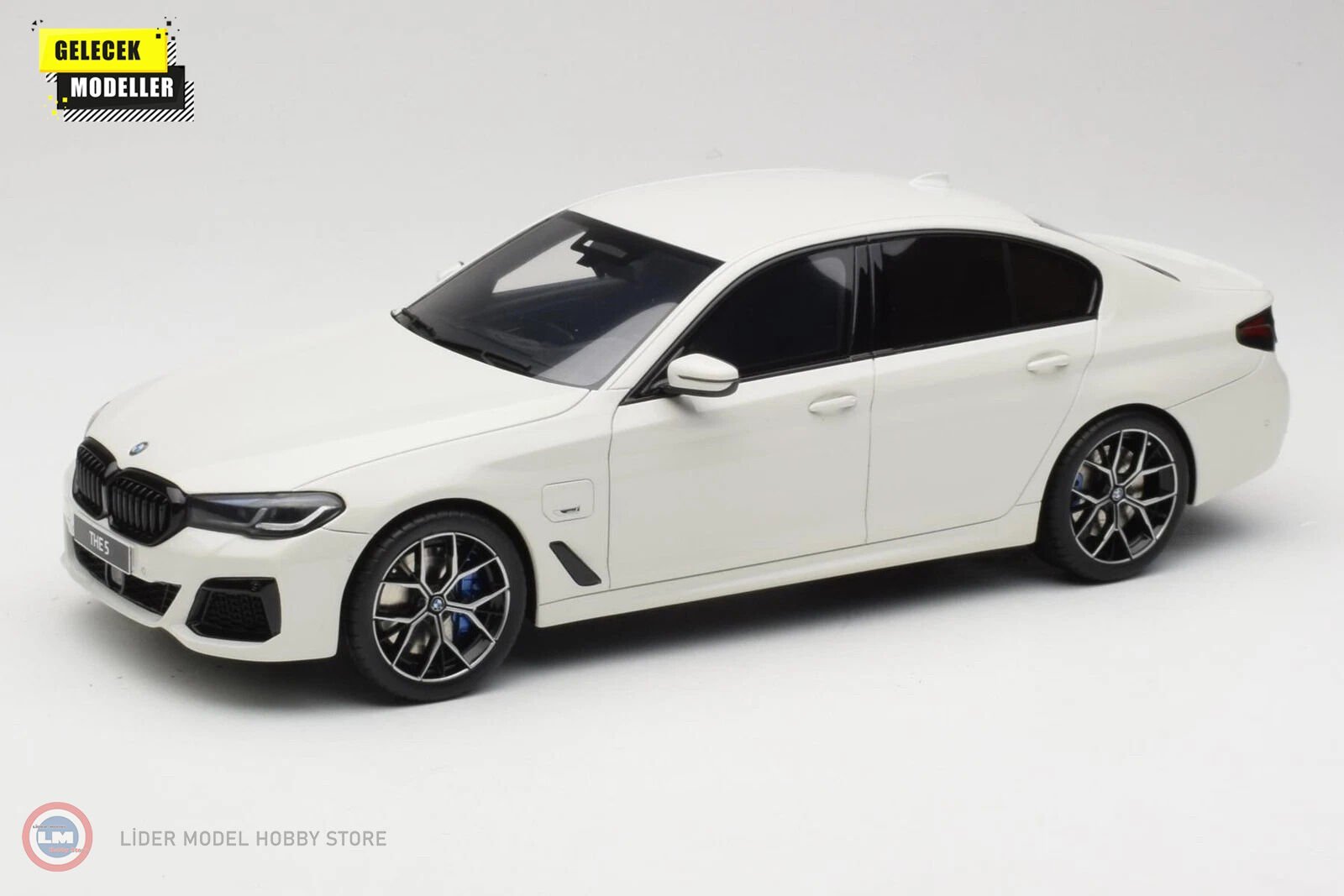 1:18 GT Spirit 2023 BMW 545E X Drive Saloon M Sport Alpine White