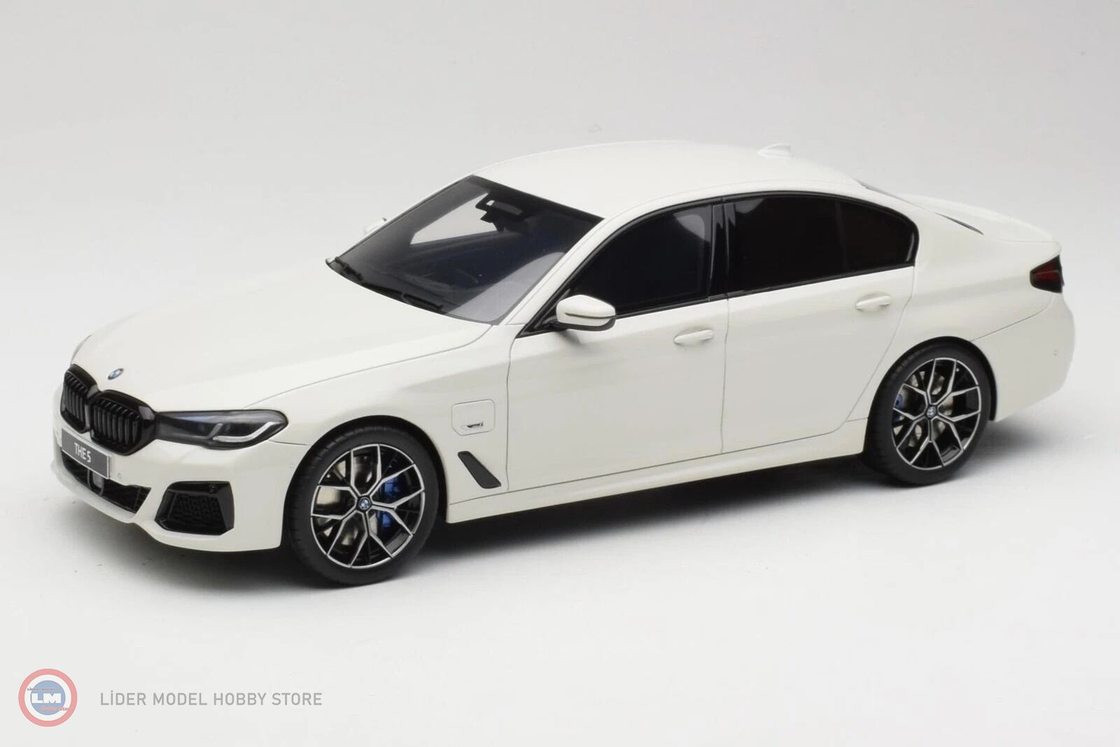 1:18 GT Spirit 2023 BMW 545E X Drive M Sport G30 Alpine White