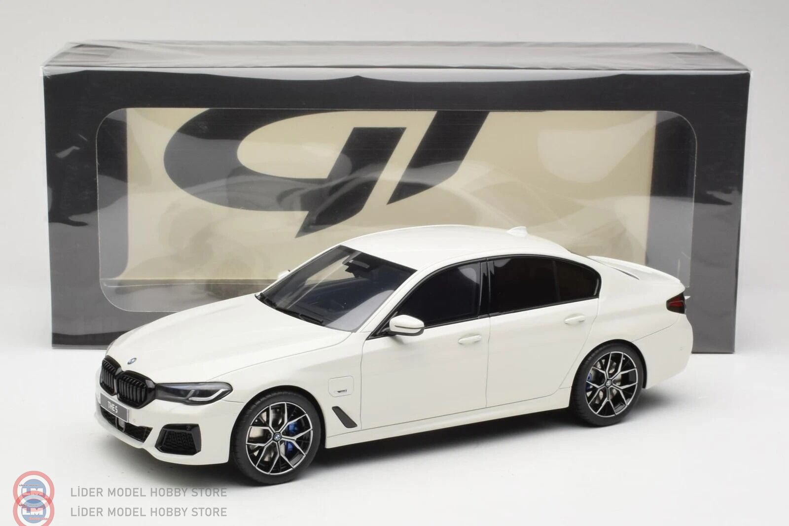 1:18 GT Spirit BMW 545E X Drive G30 Alpine White
