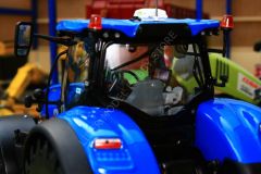 1:32 New Holland T7315