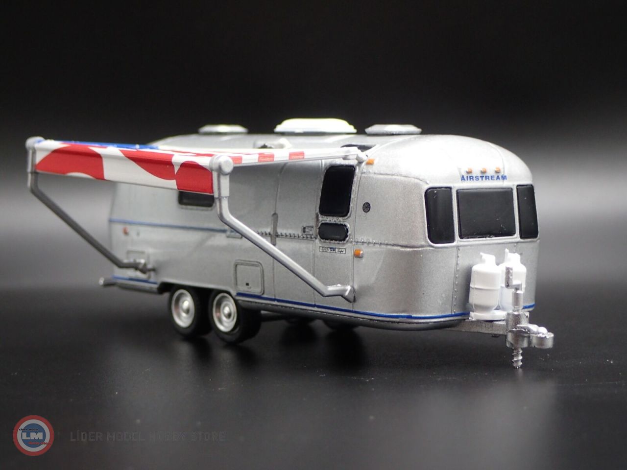 1:64 1972 Airstream Land Yacht Safari Hitched Homes