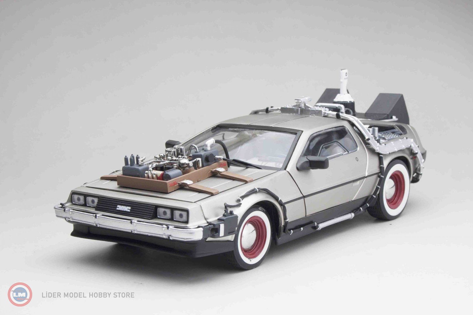 1:18 SunStar 1987 DeLorean Back to the Future III