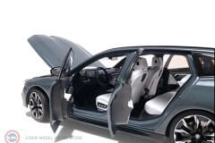 1:18 Minichamps 2024 BMW i5 Touring - Green Metallic