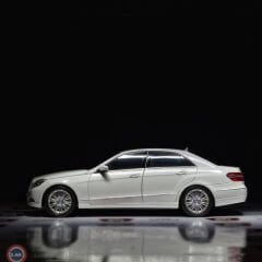 1:18 Minichamps 2009 Mercedes Benz E Class W212