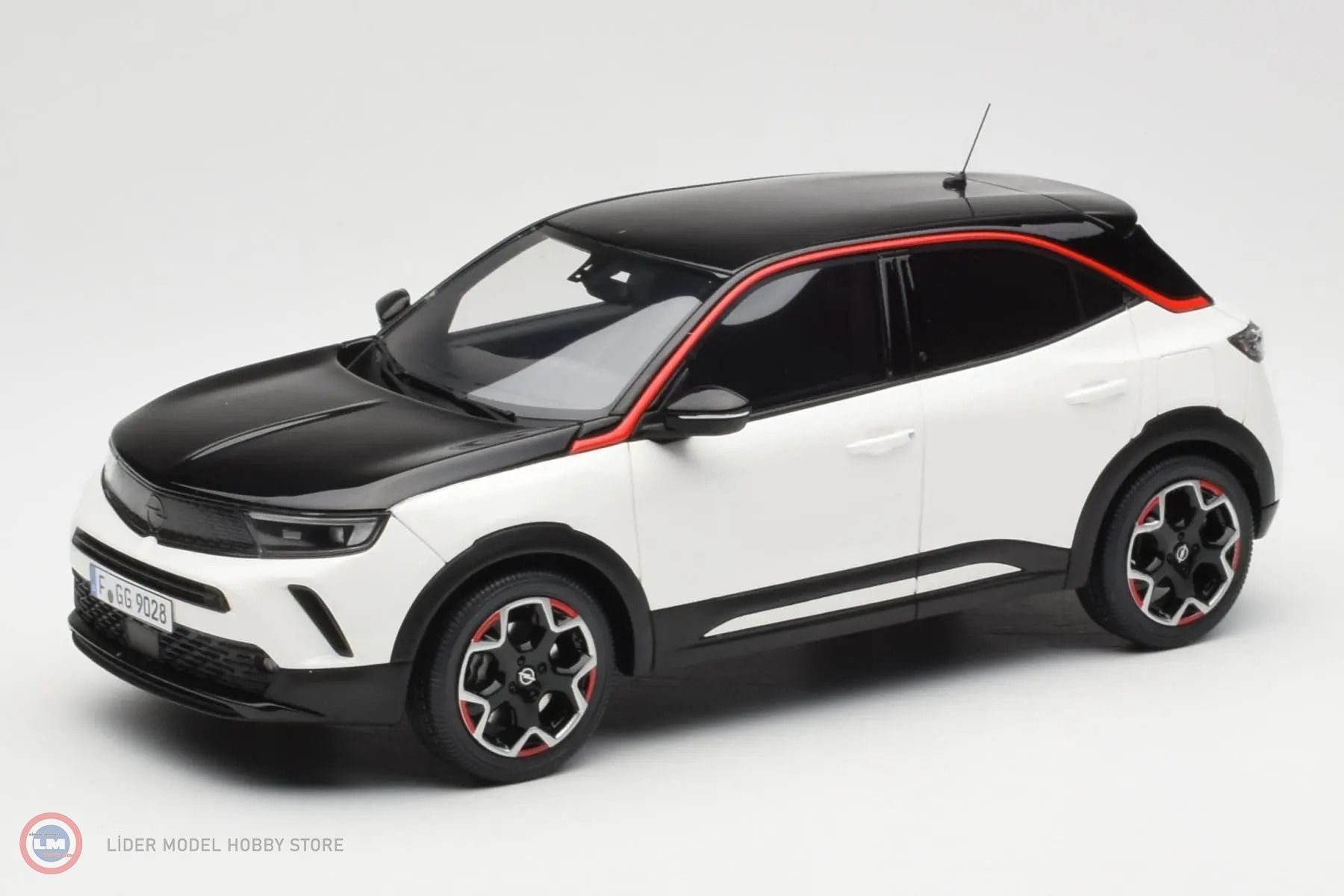 1:18 2021 Opel Mokka-E GS Line G20 Jade White