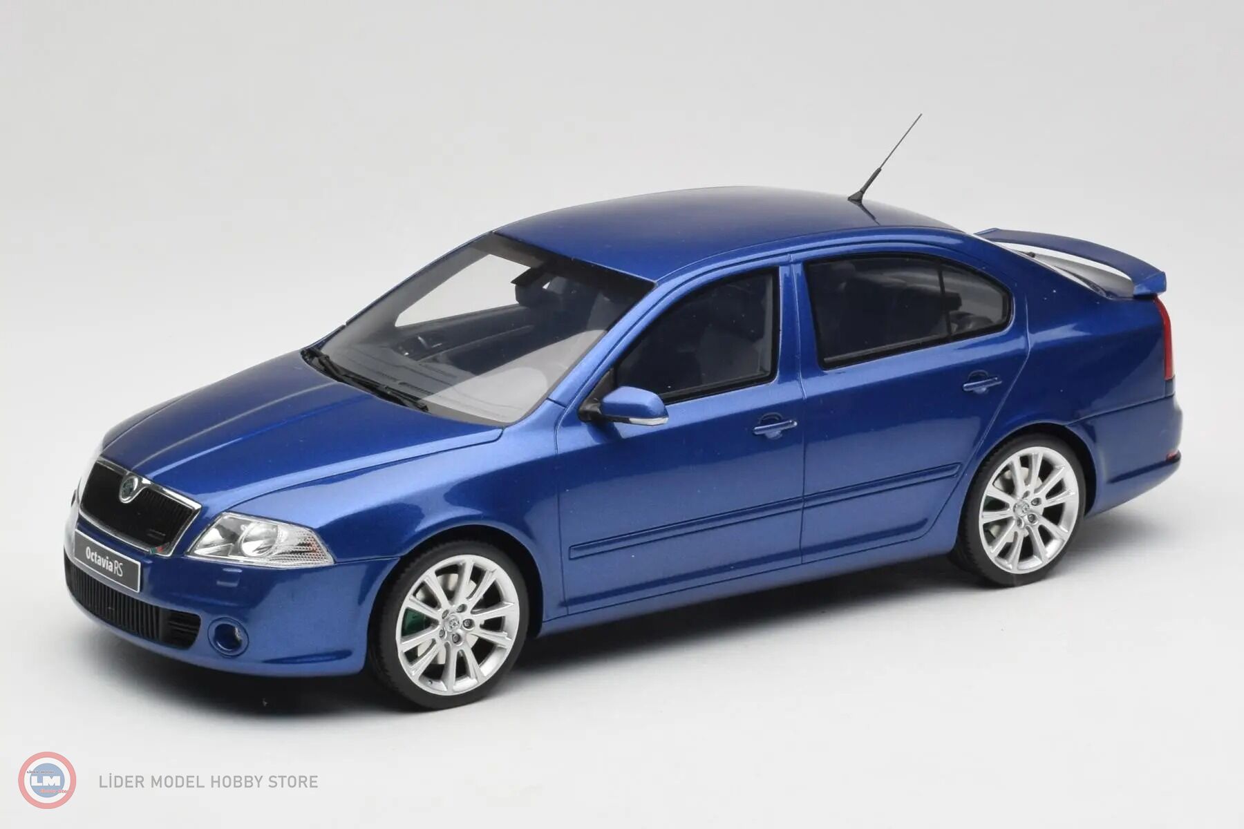 1:18 OTTO 2006 Skoda Octavia RS 2.0 TFSi Race Blue