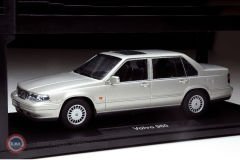 1:18 Triple 9 1996 Volvo 960