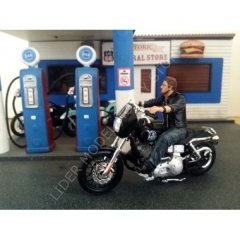 1:18 American Diorama Biker Bulldog 23866