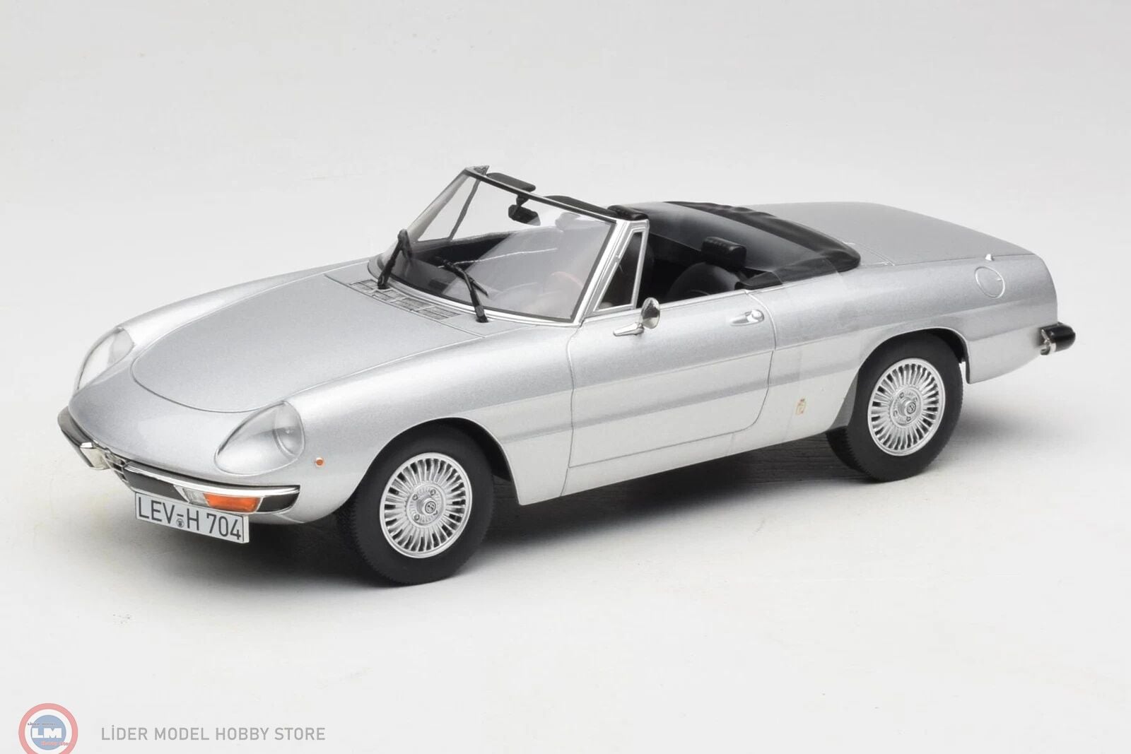1:18 Norev 1973 Alfa Romeo 2000 Spider