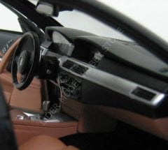 1:18 2005 BMW M5 E60 Sedan