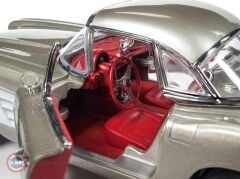 1:18 AutoWorld 1961 Chevrolet Corvette Coupe