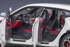 1:18 Lamborghini Urus (Bianco Icaris)