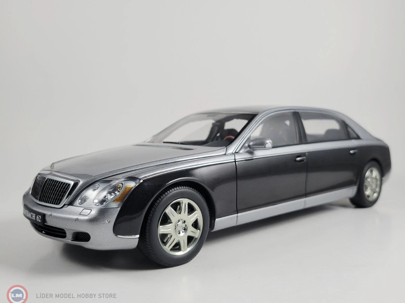 1:18 Autoart Maybach 62 LWB Grey Black