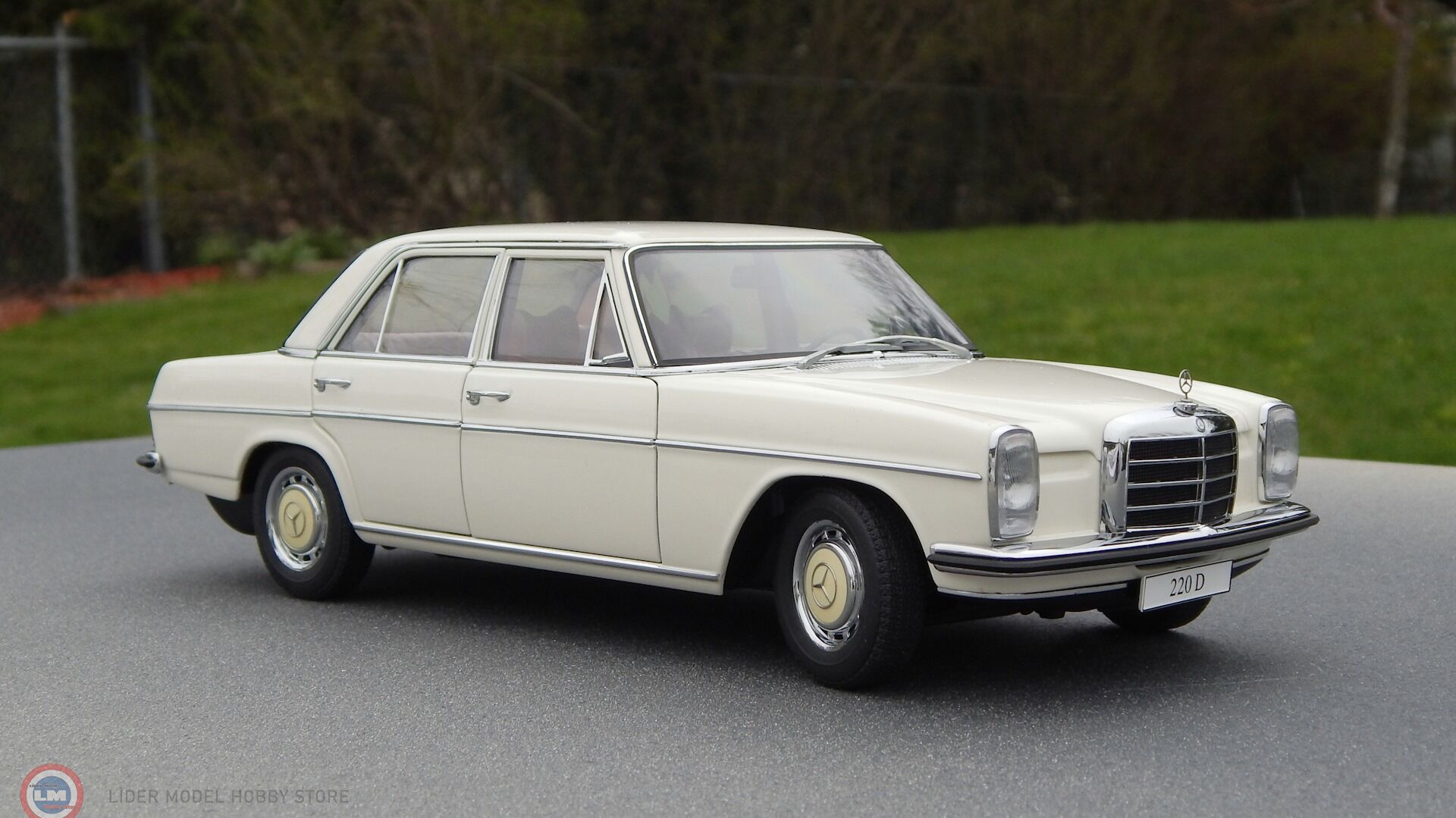 1:18 Autoart 1968 Mercedes Benz 220D W115