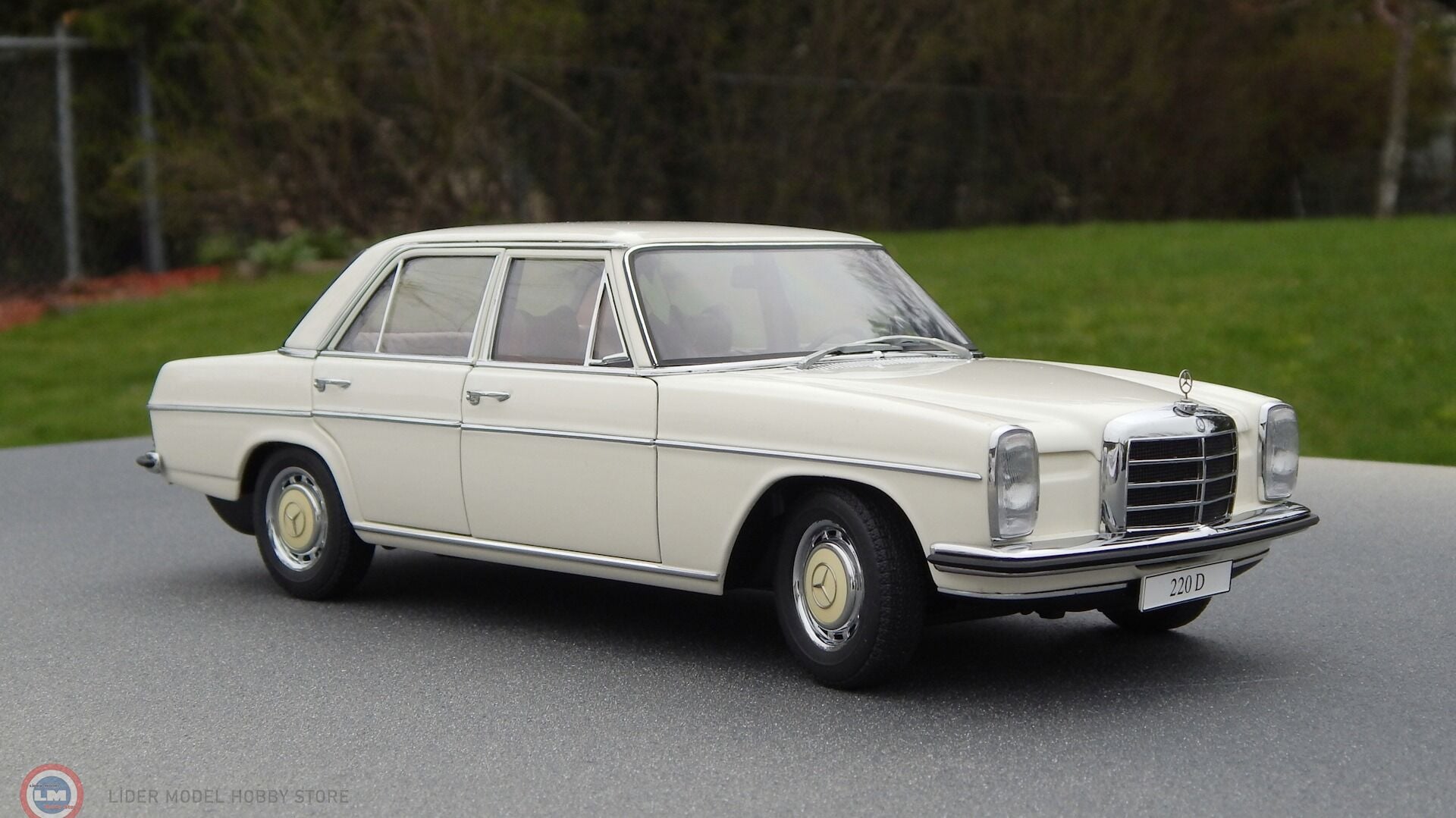 1:18 Autoart 1968 Mercedes Benz 220D W115 - Dealer Edition