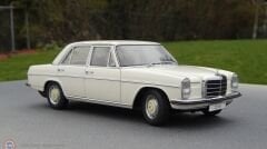 1:18 Autoart 1968 Mercedes Benz 220D W115 - Dealer Edition