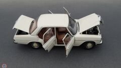 1:18 Autoart 1968 Mercedes Benz 220D W115 - Dealer Edition