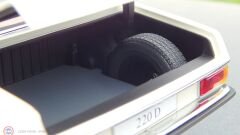 1:18 Autoart 1968 Mercedes Benz 220D W115 - Dealer Edition