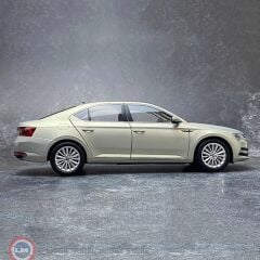 1:18 Paudi 2019 Skoda Superb - Dealer Edition