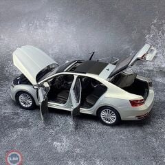 1:18 Paudi 2019 Skoda Superb - Dealer Edition